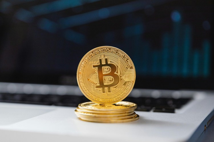 Bitcoin Stabilizes At $104,000 Mid-Range As Market Eyes Next Breakout